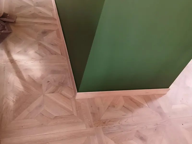 visgraatparket met groene wand, detail
