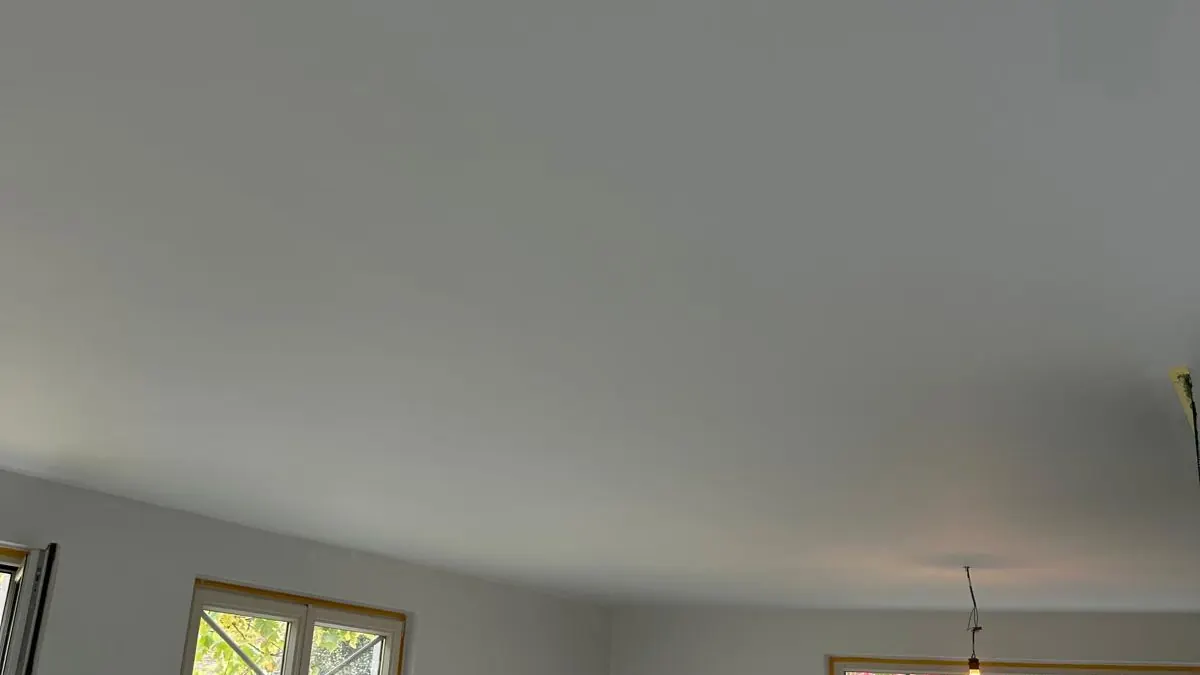 afgewerkte lichte kamer met nieuwe ramen en plafond