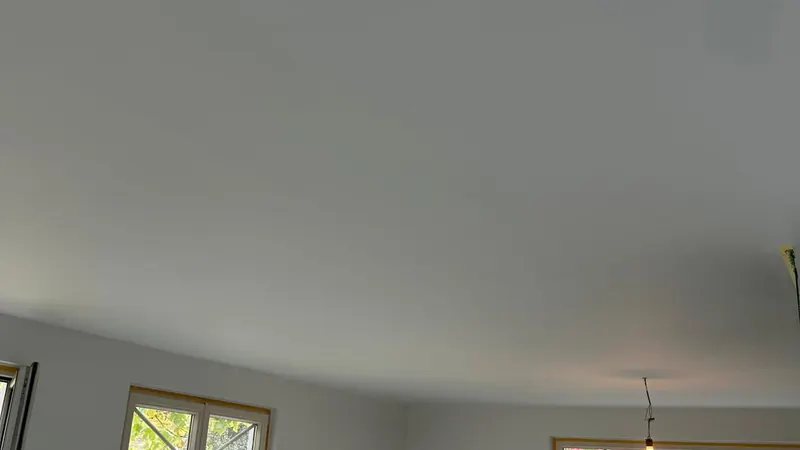 afgewerkte lichte kamer met nieuwe ramen en plafond