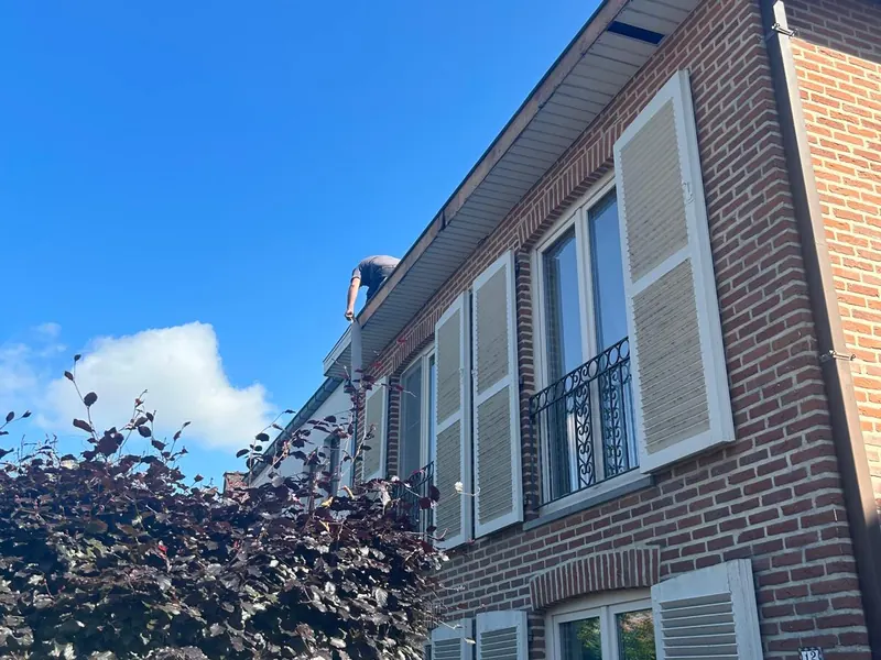 villa buiten voor de dakwerken, steiger net geplaatst