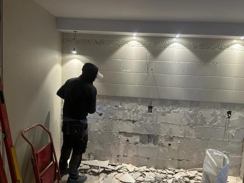 twee vaklui kappen tegels in de badkamer