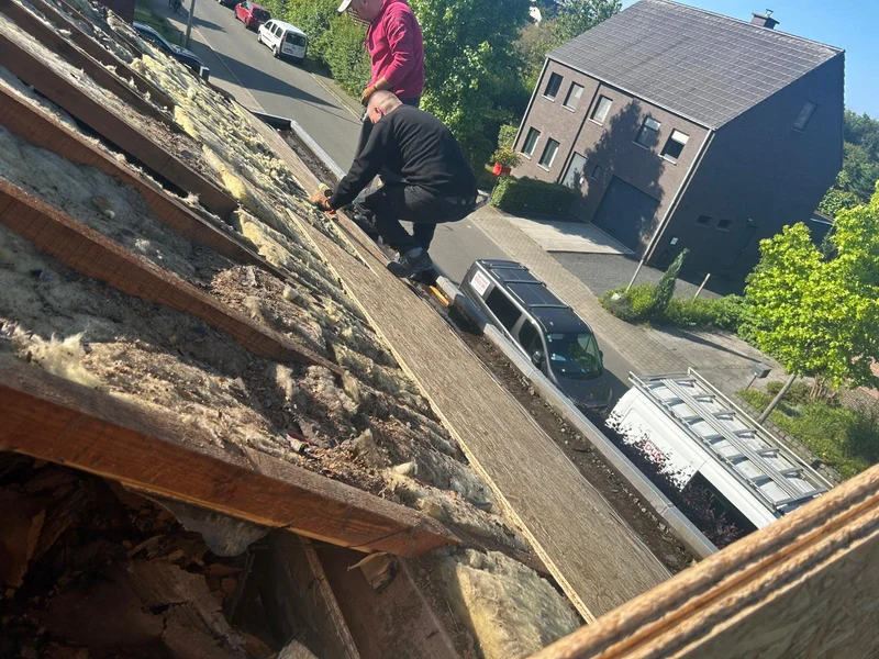 twee dakwerkers verwijderen oude dakbedekking