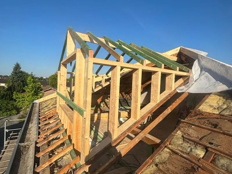 nieuwe dakkapelstructuur tegen blauwe lucht