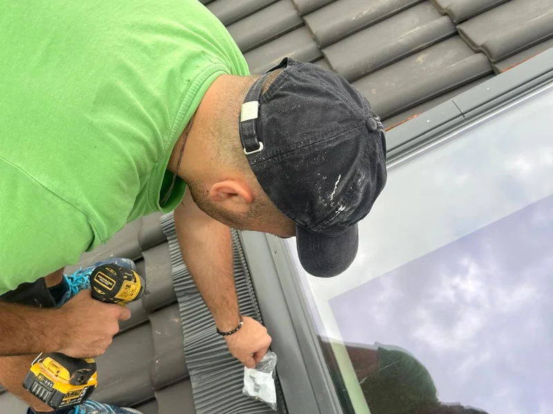 vakman monteert velux in nieuwe pannen