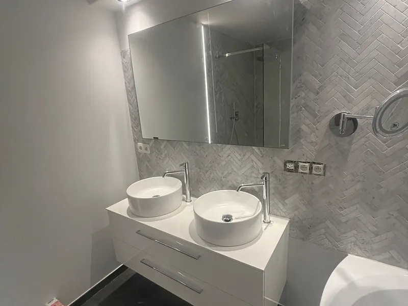 afgewerkte badkamer met dubbele wastafel