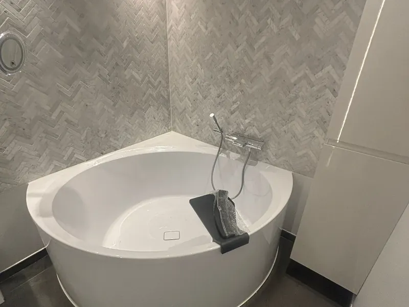 nieuw hoekbad met visgraattegels