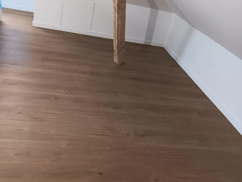 zolderkamer met vinyl en dakraam afgewerkt