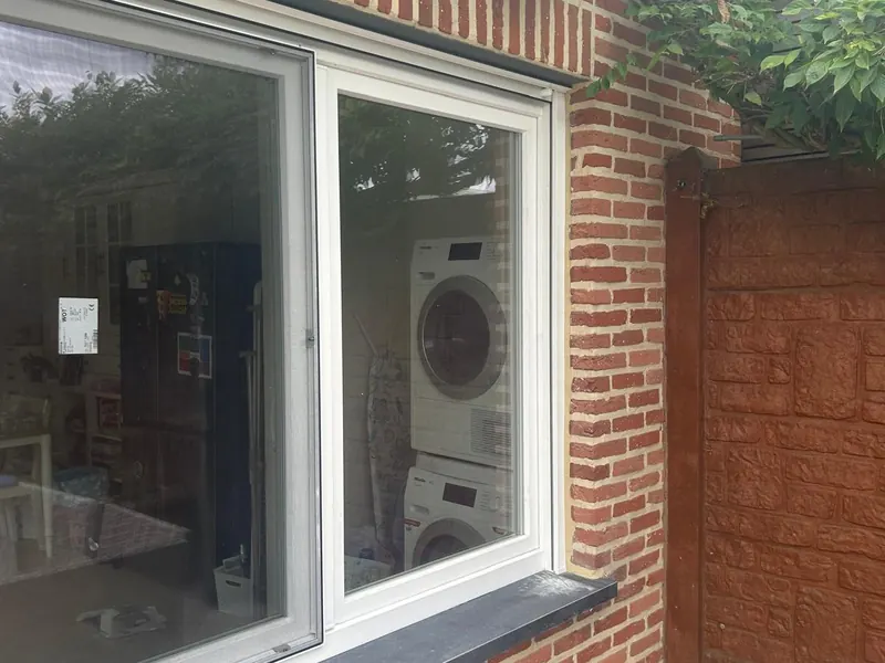 nieuw raam in gevel, afgewerkt