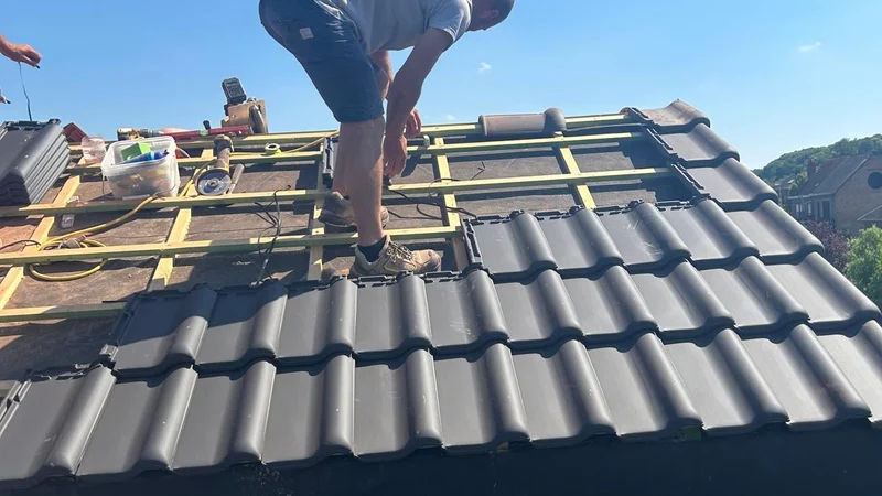 twee dakwerkers plaatsen pannen op de nieuwe dakkapel, blauwe lucht, sterk