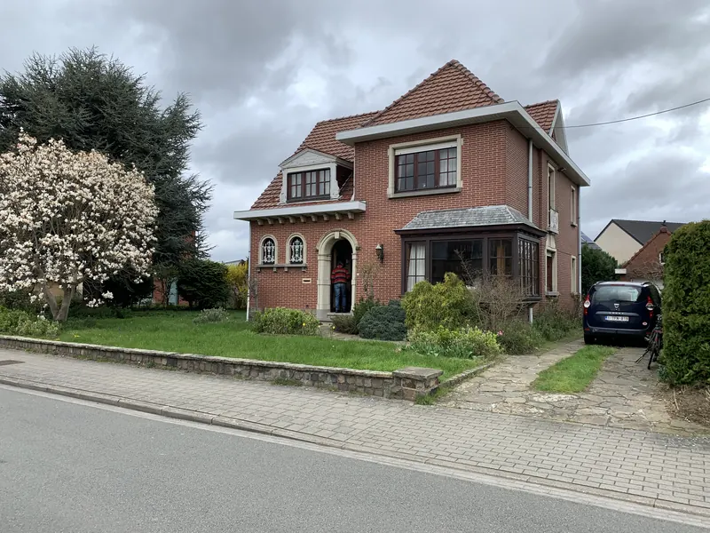 villa vanaf de straat voor de werken