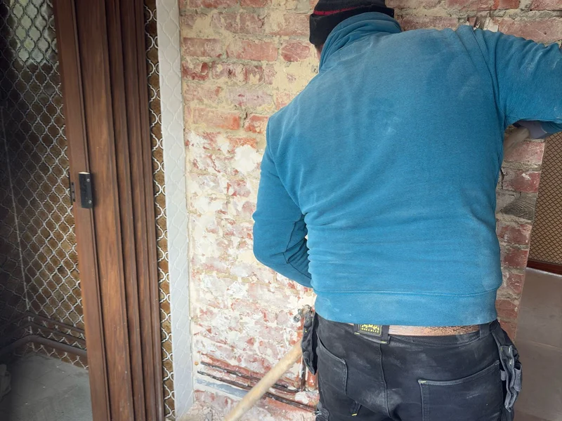 twee vaklui plaatsen nieuwe latei boven doorgang