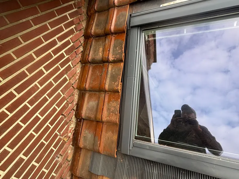 dakwerker plaatst velux in pannendak