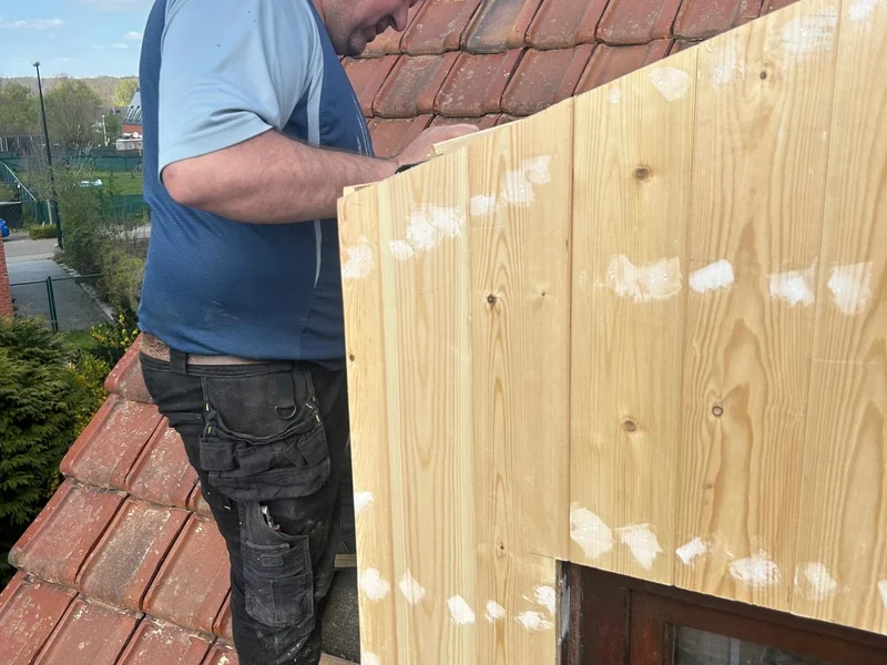 vakman monteert houten dakkapelwand