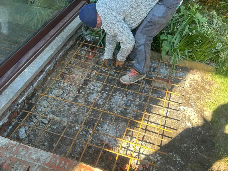 vakman legt wapening voor terras
