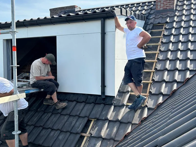 ploeg op het dak bij de dakkapel