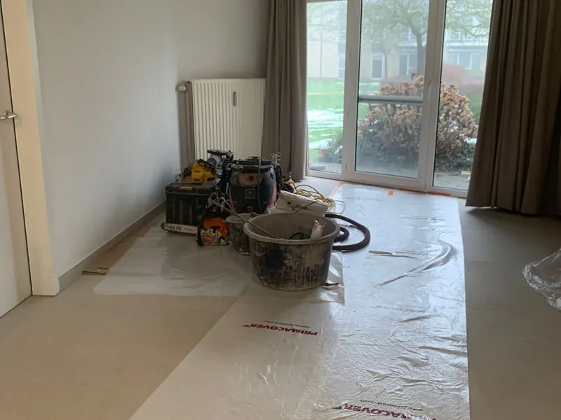 kantoorruimte met beschermd parket voor de werken