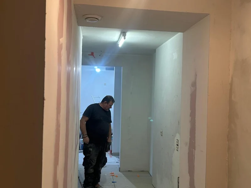 vakman in gepleisterde gang