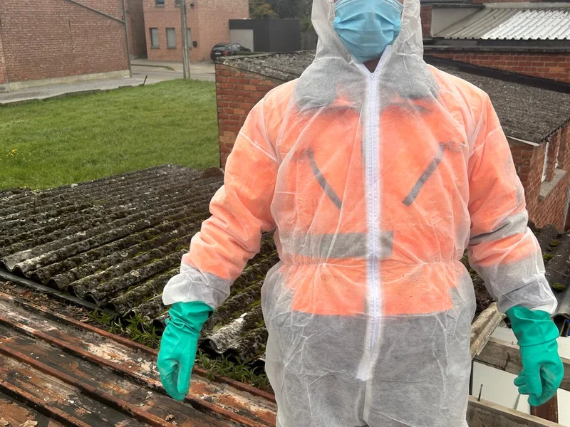 vakman in beschermpak bij asbestverwijdering, professioneel