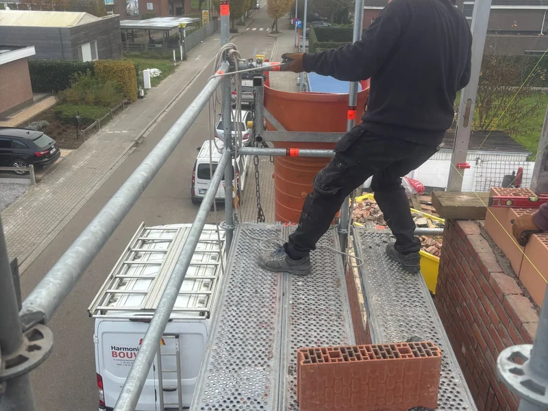 metselaar op steiger met snelbouwsteen