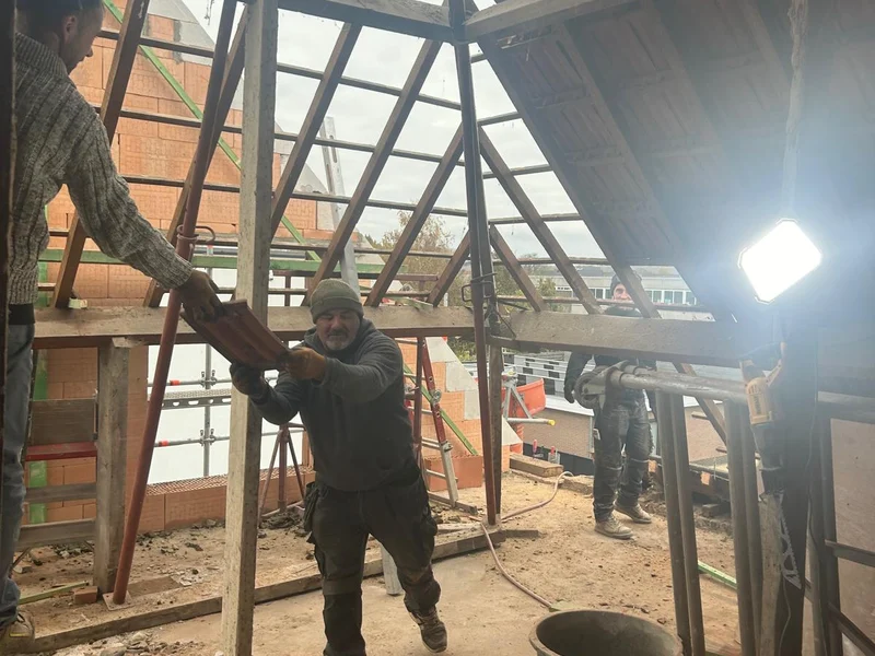 twee vaklui timmeren de nieuwe dakstructuur