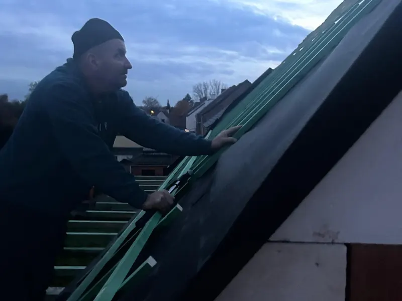 vakman legt onderdak op nieuwe kepers
