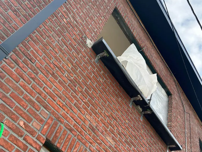 nieuwe ramen in bakstenen gevel