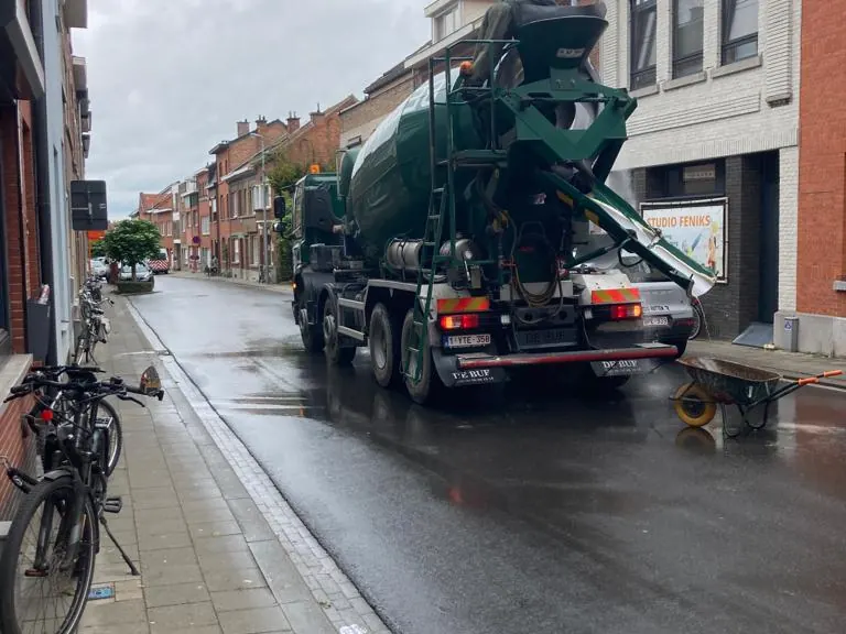 betonmixer met pomp in de straat