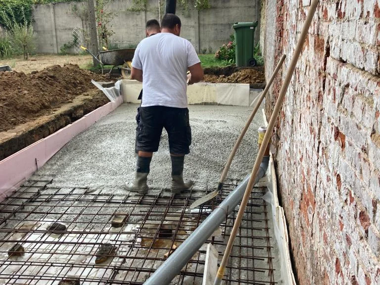 vakman stort beton in de tuin