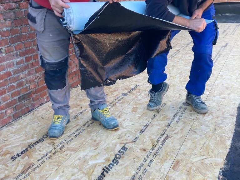 twee vaklui rollen EPDM uit