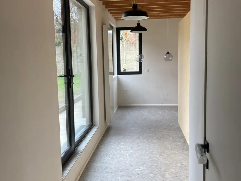 interieur met houten plafond en hanglampen