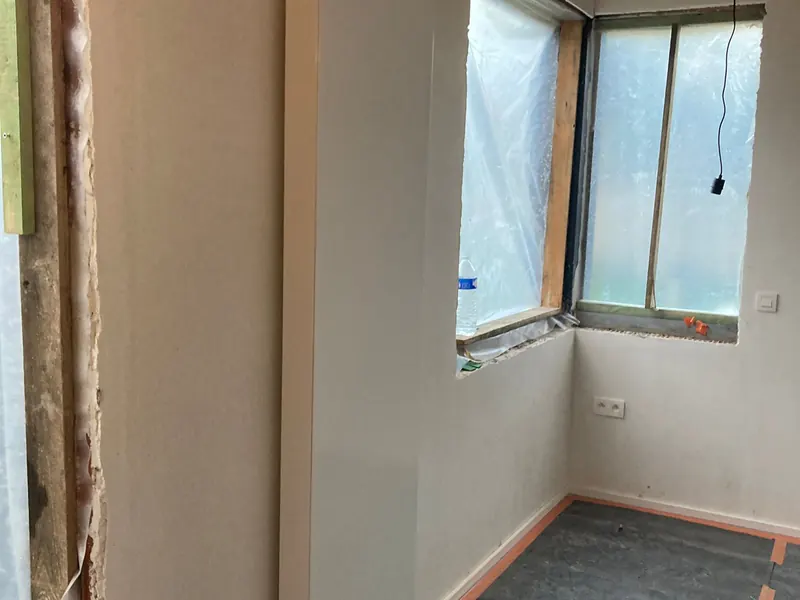 kamer met vinylvloer en nieuw raam