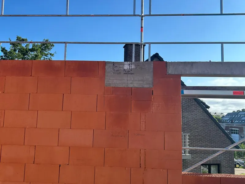ruwbouw met steigers en blauwe lucht