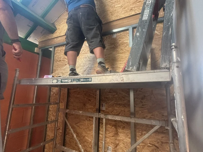 vakman op stelling tegen OSB-wand
