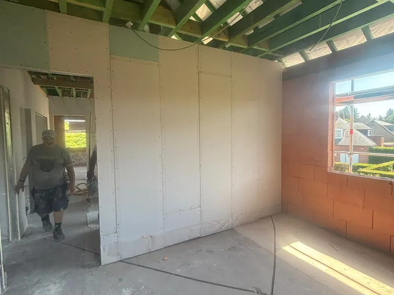 kamer met gyproc wanden en nieuw raam, licht