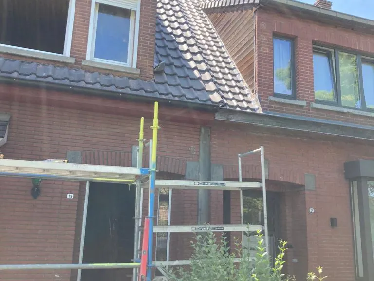 woning met oude ramen voor de werken, steiger net geplaatst