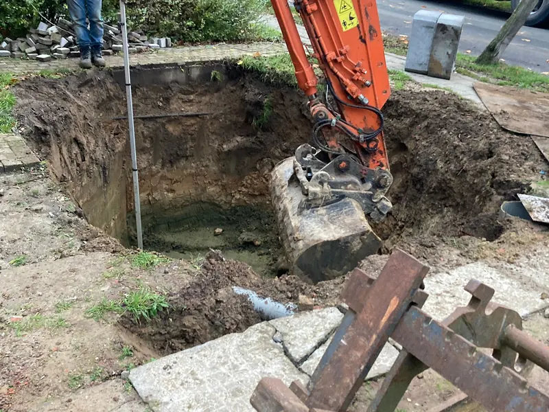 graafmachine plaatst septische put