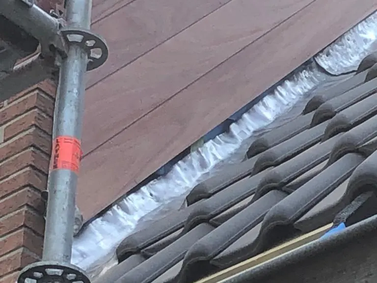nieuwe dakpannen en onderdak op steiger