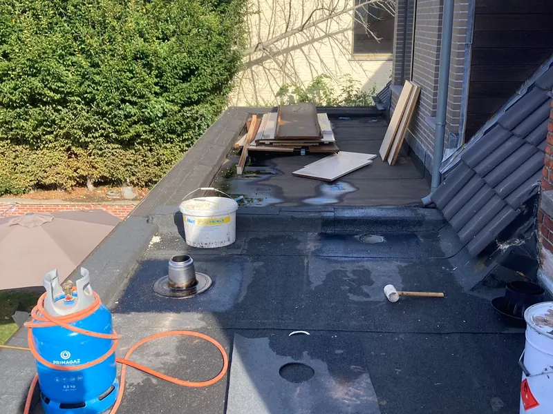 plat dak met roofing en doorvoer