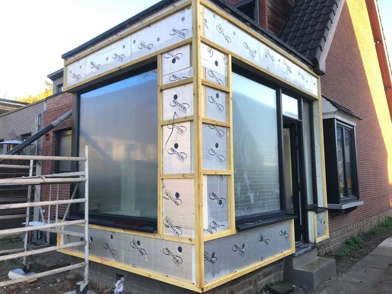 uitbouw ingepakt in isolatie, voor de bekleding