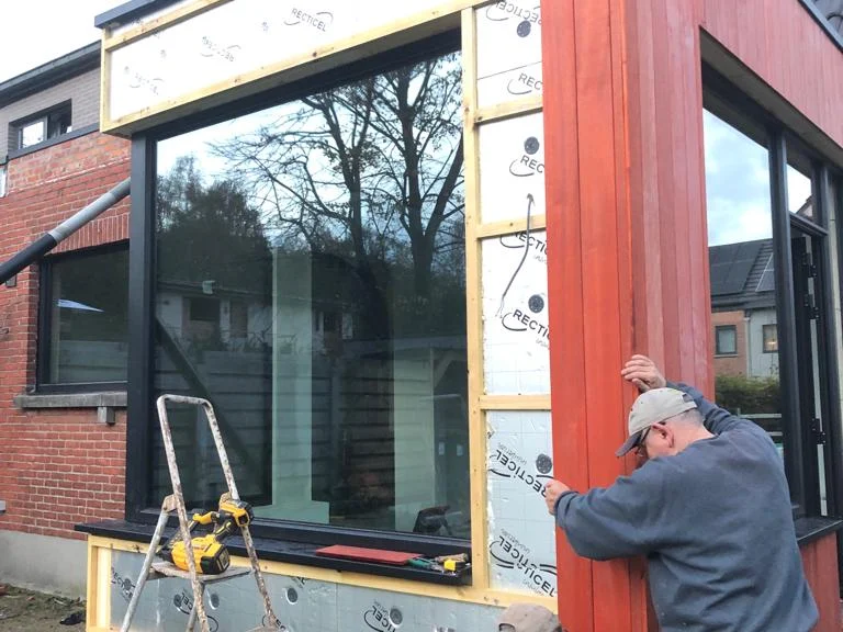 vakman monteert rode bekleding