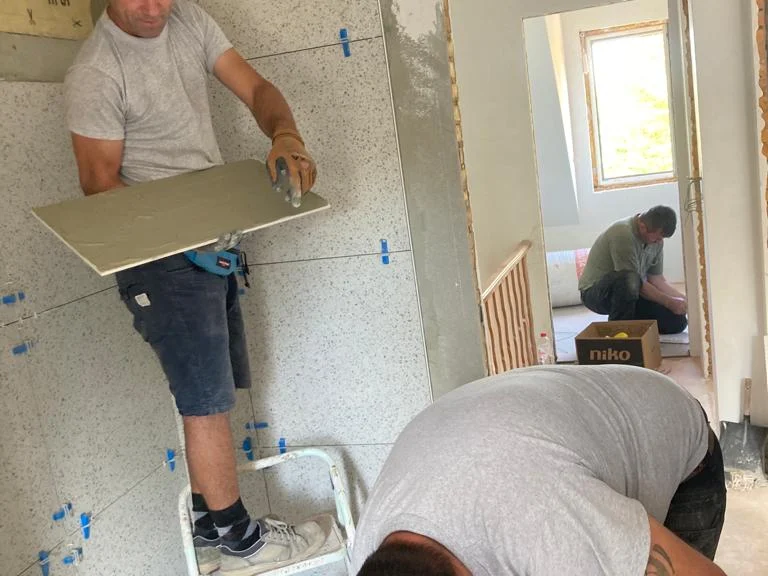 twee vaklui plaatsen wandpanelen badkamer