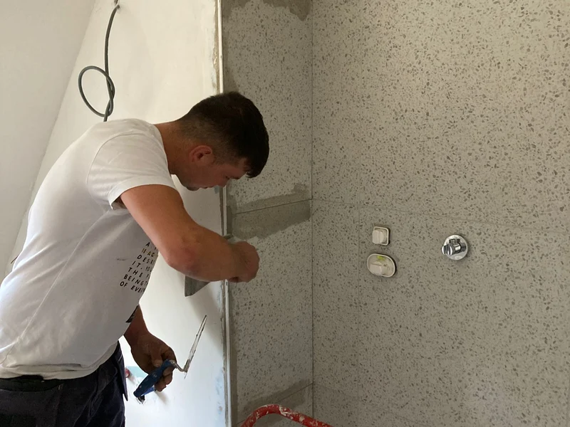 douche installeren op terrazzo-tegels