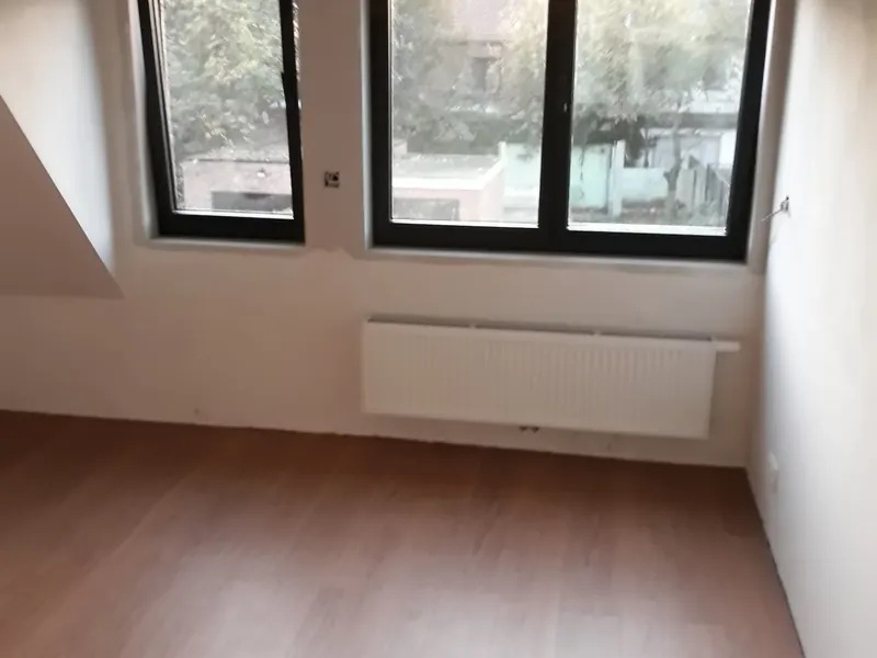 kamer met nieuwe ramen, radiator en vloer
