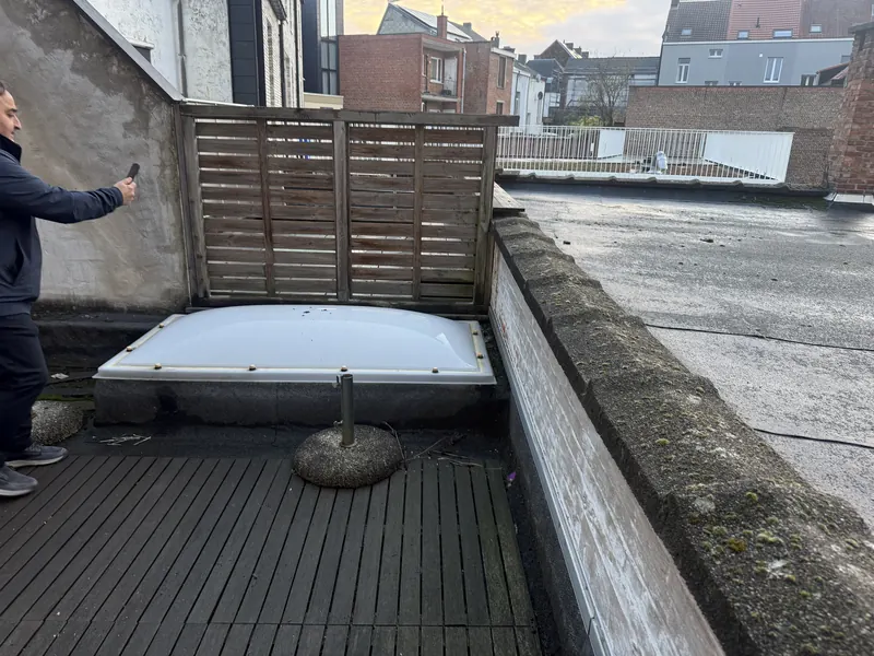 Plat dak vernieuwen met EPDM in Mechelen, voor de werken