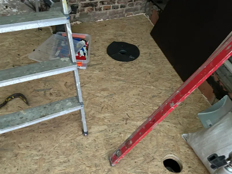 nieuwe OSB-plaat en doorvoer