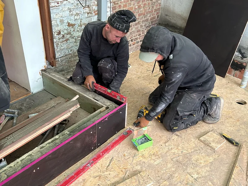 twee vaklui monteren koepelopstand