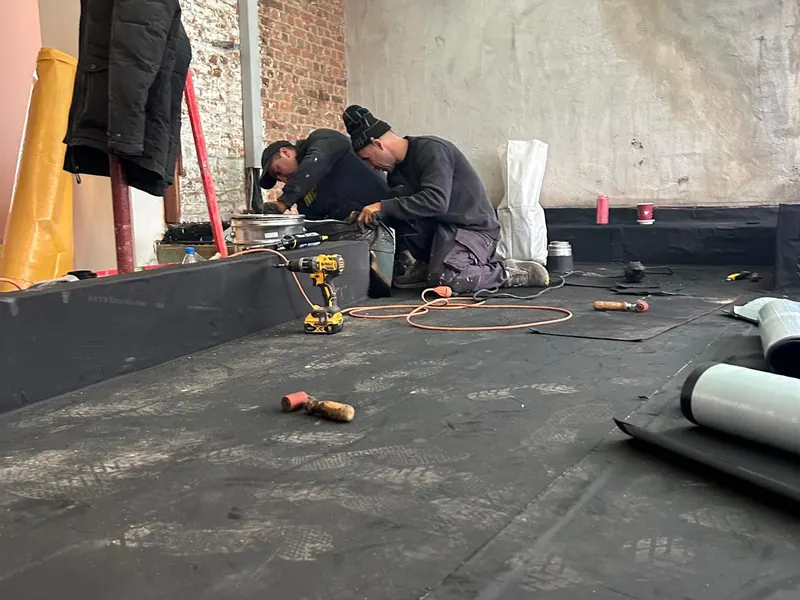 vakman aan het werk op OSB met primer