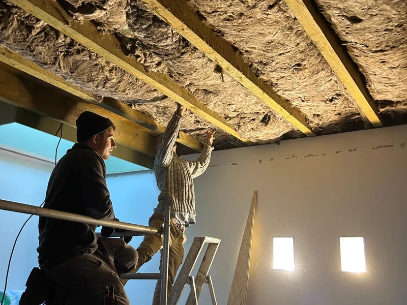 twee vaklui isoleren plafond onder poutrellen