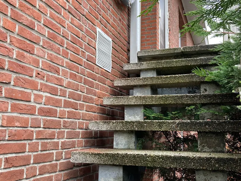 villa met oude trap en gevel voor de werken