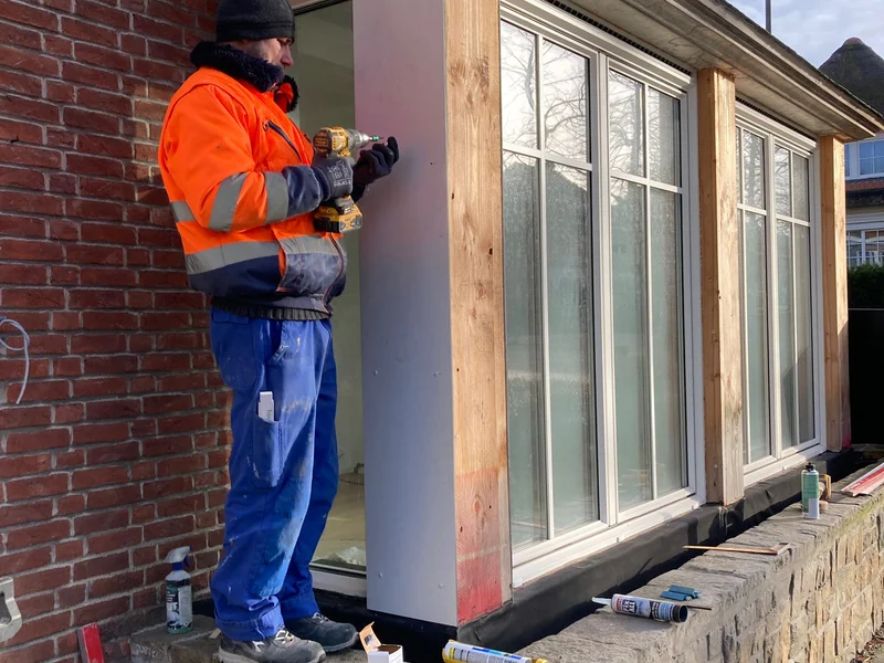 twee vaklui monteren raamkader